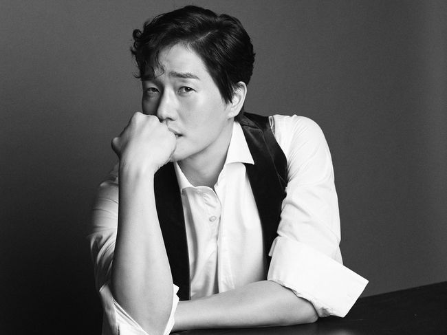 유지태 배우가 정면을 바라보고 있습니다.