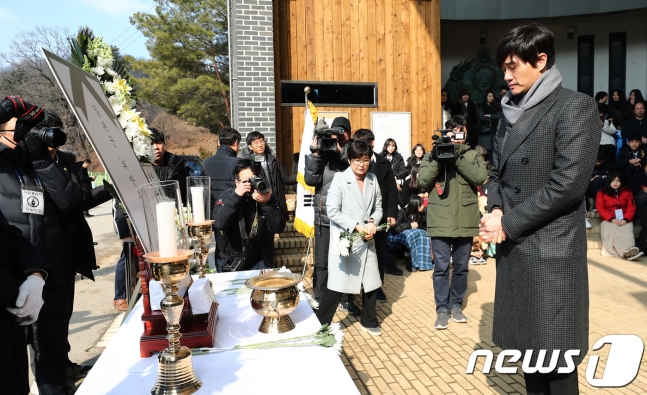배우 유지태가 묵념을 하고 있습니다