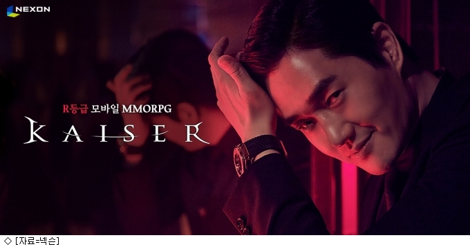 배우 유지태가 머리를 넘기고 있다