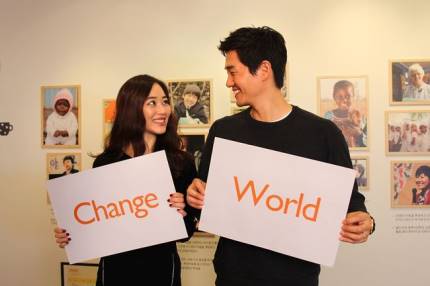 배우 유지태 김효진 부부가 마주보며 웃고 있다