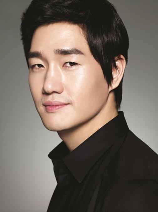 배우 유지대가 정면을 바라보고 있다