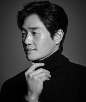 배우 유지태가 검은색 폴라티를 입고 앞을 바라보고 있다